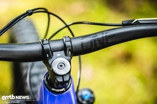 Der Carbonlenker kommt von OneUp und hat einen leicht flexenden Shape. Der Carbonlenker kommt von OneUp und hat einen leicht flexenden Shape.