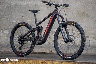 Das Santa Cruz Vala AL rollt auf Mullet-Laufrädern, verfügt über 160/150 mm Federweg und setzt auf einen Bosch CX-Motor mit fest verbautem 600 Wh-Akku.
