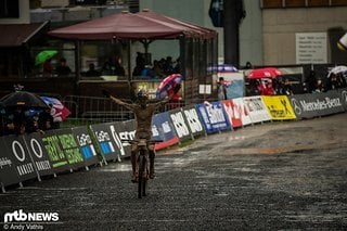 Im Ziel - der Weltmeister 2020: Tom Pidcock