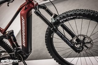 Das Top-Modell setzt auf eine RockShox Lyrik Select-Federgabel mit 160 mm …