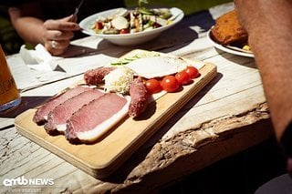 Feinster Tiroler Speck zum selber Hobeln, Meerrettich und frische Tomaten