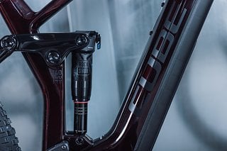 Am 140-mm-Heck sorgt ein Luftdämpfer von RockShox für Komfort und Traktion.