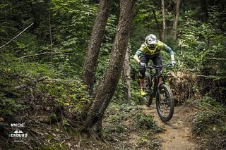 Beim E-Enduro powered by Specialized gibt es knackige Trails, die unter massivem Zeitdruck gefahren werden