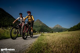 Auf dem Rückweg vernichten wir 1000 Tiefenmeter auf Schotter und nehmen dann den asphaltierten Radweg zurück nach Ischgl.