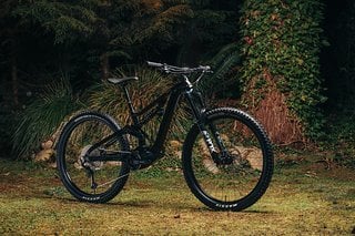 Das Devinci E-Spartan kommt mit einem Coil-Dämpfer und gewaltigen 170 mm Federweg am Heck.