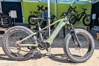 Bei Troxus gab es ein neues, wuchtig aussehendes E-Fatbike zu bestaunen.