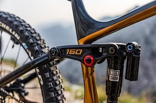 Ein RockShox-Fahrwerk fürs Grobe: Vorn und hinten stehen je 160 mm zur Verfügung.