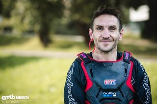 Thomas mag die Trails gern steil und droppte über so ziemlich jede Kante, die das Trailcenter Rabenberg ihm bot.