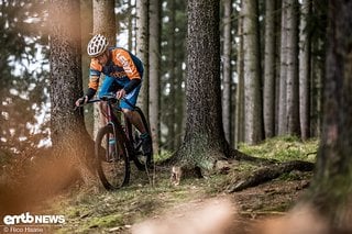 Dank der griffigen Maxxis Rambler-Reifen lassen sich auch knackige Trailsektionen gut befahren.