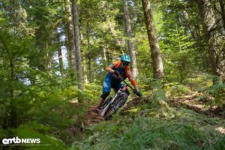 Dank des tiefen Schwerpunkts lässt sich das agile E-Enduro liebend gern in die Kurven werfen