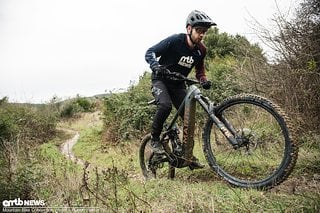 Dank kraftvollem Motor und steilem Sitzwinkel klettert das Alpine Trail E Bosch hervorragend.