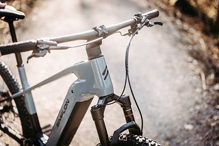 Die verbaute RockShox Pike Select+ lässt sich vom Cockpit aus sperren.