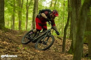 Das Trek Powerfly LT 9 verlangt manchmal eine kraftvolle Hand, um schnell um Kurven zu rollen