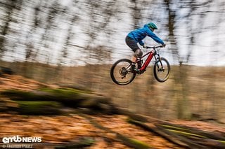 Auch Flugeinlagen macht das potente E-Enduro dank des starken Fahrwerks gerne mit