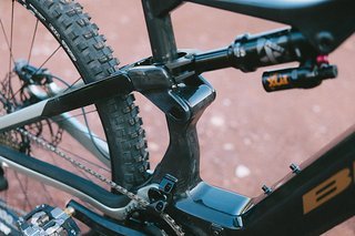 Die unterschiedliche Geometrie des Trail- und Enduro-Modells wird durch den Hub des Fahrwerks angepasst. Die unterschiedliche Geometrie des Trail- und Enduro-Modells wird durch den Hub des Fahrwerks angepasst.