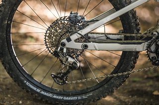 Die Kraft des Bosch Performance Line CX Motors der fünften Generation wird von einem Sram Eagle 90 Transmission Antrieb übertragen. Die Kraft des Bosch Performance Line CX Motors der fünften Generation wird von einem Sram Eagle 90 Transmission Antrieb übertragen.