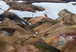 Tief im Hochland von Landmannalaugar leuchten mehr Farben als im Wasserkasten eines Grundschülers. Und selten fühlt man sich gleichzeitig so weit draußen und so sehr auf sich allein gestellt.