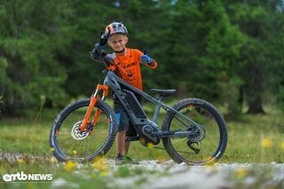 Maxi freut sich diebisch darüber, dass er auch endlich eBiken kann