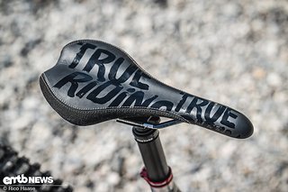 Auf dem Sattel prangt der Slogan von Alutech: TRUE RIDING.