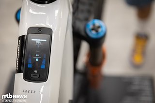 Bedient wird das System wie gewohnt über ein im Oberrohr integriertes Farbdisplay, das mit seiner klaren Darstellung überzeugt. Bedient wird das System wie gewohnt über ein im Oberrohr integriertes Farbdisplay, das mit seiner klaren Darstellung überzeugt.