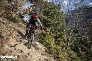 Wenn der Trail ruppiger und technisch anspruchsvoller wird, bedarf es einiges an Körpereinsatz, damit dieses E-MTB aktiv darüber tänzelt