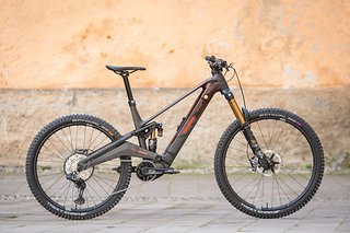 Das neue Rotwild R.EXC soll auf der Rennstrecke brillieren, rollt auf Mullet-Laufrädern und verfügt über 170 mm Federweg vorn sowie 160 mm am Heck