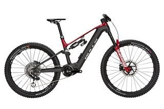 Bulls Sonic EN-R – so wird es in Serie aussehen. Markant und gut aufeinander abgestimmt: die rote Lackierung am Rahmen gepaart mit der roten RockShox Zeb Ultimate.