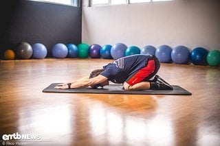 Um Rücken und Schultern zu dehnen, in dieser Position verharren und sich “in die Dehnung fallen lassen”.