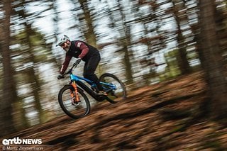 Im Downhill lässt sich dieses E-MTB leichtfüßig fahren und das Handling ist, trotz langem Akku und einem Gewicht von über 24 Kilogramm, gut ausbalanciert und agil.