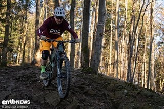 Felsendurchsetztes Gelände ist kein Problem, solange es trocken ist. Draufhalten und durch.