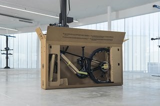 Hier wackelt nichts, denn der Karton ist perfekt auf die Abmessungen des Bikes abgestimmt.