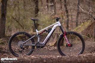 Mit verschliffenen Schweißnähten sieht das Focus SAM² aus wie ein Carbon-Bike – feuerrote Zeb und Coil-Dämpfer verleihen ihm zudem einen brachialen Look.