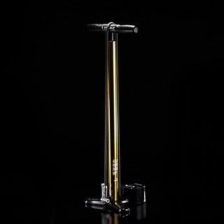 Die Lezyne ALU HV 18K Fahrrad-Standpumpe ist aus Aluminium gefertigt, wurde mit 18-karätigem Gold überzogen, kommt mit CNC-gefrästem Ventilkopf und ist streng limitiert.