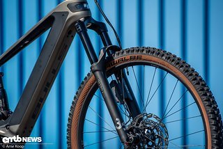 An der Front werkelt die SR Suntour Aion 36-Federgabel mit 150 mm Federweg. An der Front werkelt die SR Suntour Aion 36-Federgabel mit 150 mm Federweg.