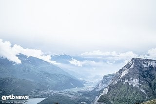 Am Horizont ist schon Torbole, der Gardasee und der Monte Brione zu erkennen – endlich!