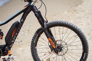 Vorne arbeitet eine sehr solide RockShox Yari-Federgabel.