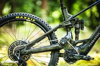 Forbidden setzt an seinen Bikes – egal ob mit oder ohne Motor – auf einen Hinterbau mit High-Pivot-Technologie. Forbidden setzt an seinen Bikes – egal ob mit oder ohne Motor – auf einen Hinterbau mit High-Pivot-Technologie.