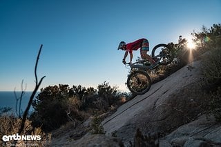 Die Felsplatten haben viel Grip und laden zum Spielen ein