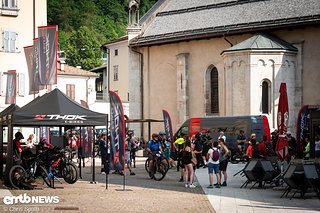 Mitten auf dem Dorfplatz der kleinen Kommune Malé ist das Tribe Village aufgebaut