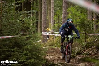 Gespickt mit feuchten rutschigen Wurzeln war Stage 1 ein Tanz auf Eiern mit anschließendem Sprint- Training.