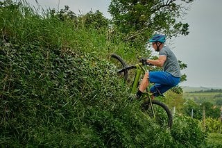 Karl Platt fährt durch's Gemüse und versucht sich mit dem Bulls Sonic an „abartig“ steilen Rampen