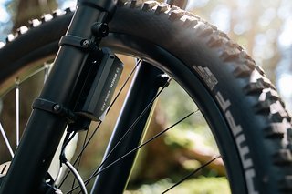 Dies ist das eigentliche Herzstück des Bosch E-Bike ABS: die Kontroll-Einheit an der Federgabel