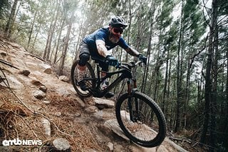 Ruppige Downhill-Passagen machen mit dem agilen Light-E-MTB besonders viel Spaß