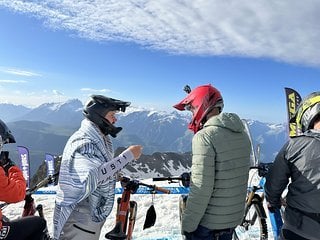 Zwei Stunden warten, bis der Lift alle Teilnehmenden auf den Berg kutschiert hat.