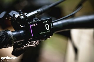 Das Farbdisplay wirkt zwar etwas altbacken, zeigt aber alle notwendigen Fahrdaten knackscharf an. Das Farbdisplay wirkt zwar etwas altbacken, zeigt aber alle notwendigen Fahrdaten knackscharf an.