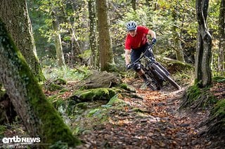 In flowigen und schnellen Kurven bereitet das E-Enduro mächtig Freude.