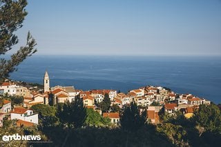 Cipressa, Meer und irgendwo dahinten Korsika.