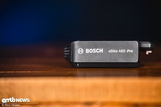Die Kontrolleinheit des Bosch ABS Pro ist kompakt und passt gut an die Federgabel.