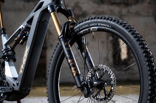 Gold dominiert nicht, ist aber überall zu finden – passenderweise etwa in der Kashima-Beschichtung der Fox Factory.