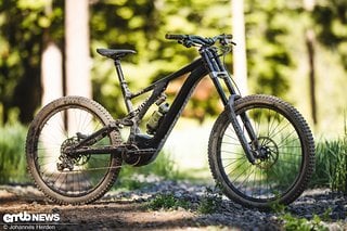 Ganz auf Abfahrt getrimmt: Das Kenevo fällt direkt durch die fette Doppelbrückengabel von RockShox auf.